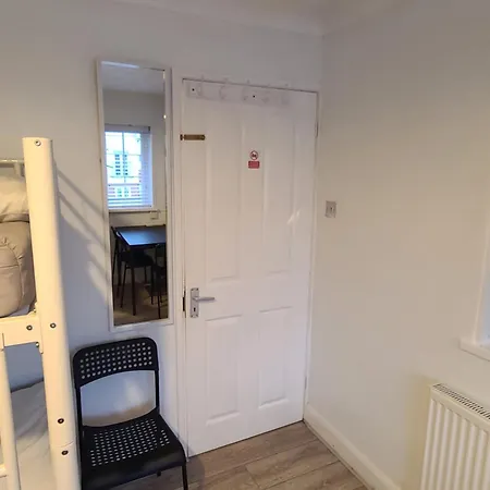 Quick Stop-Gatwick Stay, Triple Room Ifield Exterior photo