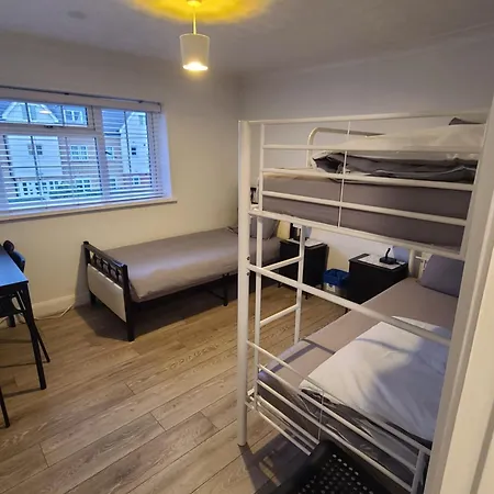 Quick Stop-Gatwick Stay, Triple Room Ifield Exterior photo